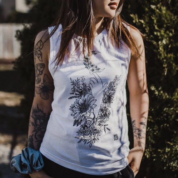 XXL & Co. White Line Art Tank Top - Picture 4 of 8